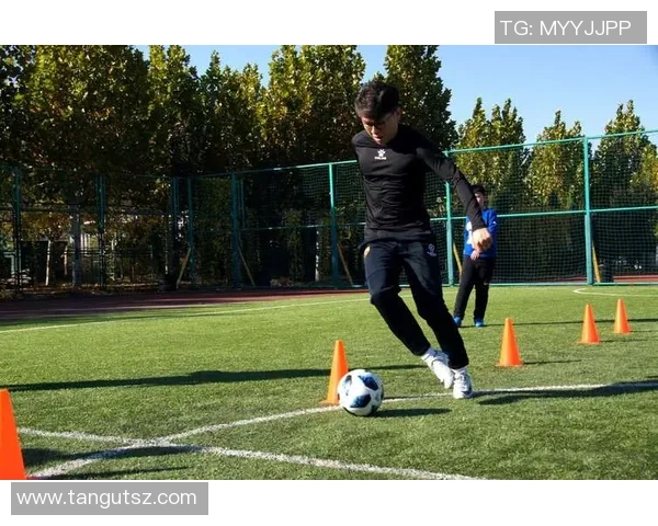 足球明星卡通形象摇头趣味插画展现精彩瞬间