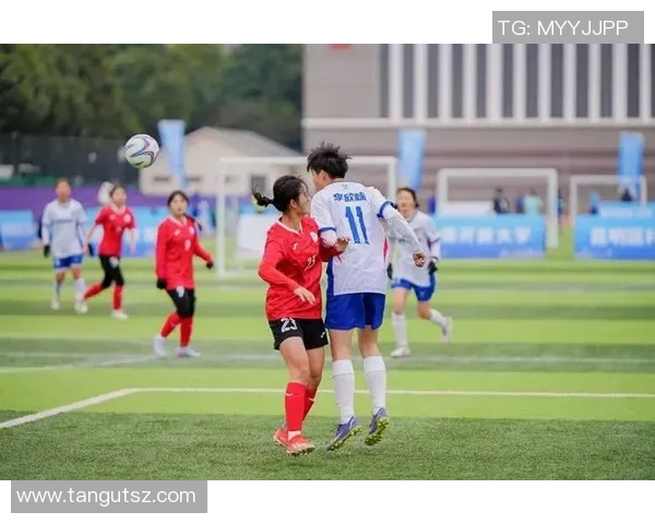 阳光下的足球明星展现青春活力与梦想追逐的完美瞬间